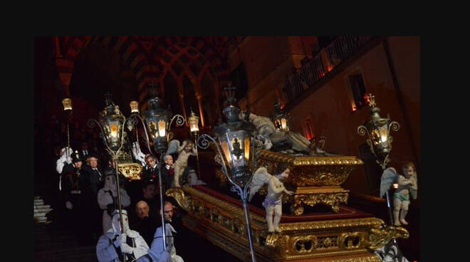 Amalfi, Don Luigi Colavolpe sul caos durante la processione del Venerdì Santo: “Stiamo distruggendo la storia culturale della città”