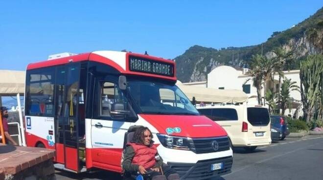 Capri, bus di linea non possono accogliere i disabili in carrozzina: la protesta di Christian