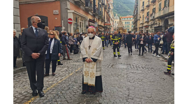 Castellammare di Stabia, la pioggia non ferma la processione del patrono San Catello tra fede ed emozione