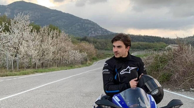 Commozione e rombo di motori al funerale di Gennaro Giugliano, deceduto in un incidente sulla Panoramica di Castellammare di Stabia 