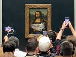 Lanciata una torta contro la Gioconda al Louvre, il video diventa virale