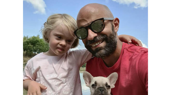 Napoli, l’assessore Luca Trapanese: “Mia figlia Alba derisa in spiaggia per la sua disabilità”