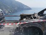 Notte di paura a Positano: sono quattro le auto coinvolte nell'incendio