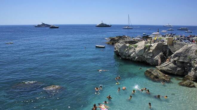 Paura sulla spiaggia di Capri, turista va in arresto cardiaco. Provvidenziale la presenza di uno chef che ha utilizzato il defibrillatore 