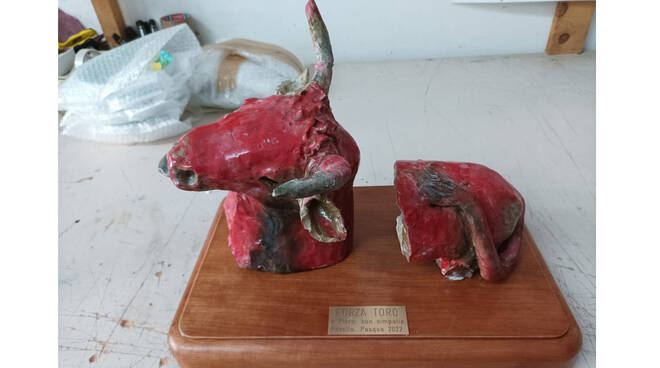 Per il conduttore Piero Chiambretti arriva in regalo dal Bar “Al San Domingo” di Ravello un bellissimo toro in ceramica