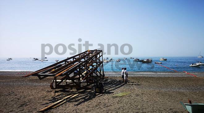 Positano, comincia l'estate: procede il montaggio del pontile dei Lucibello