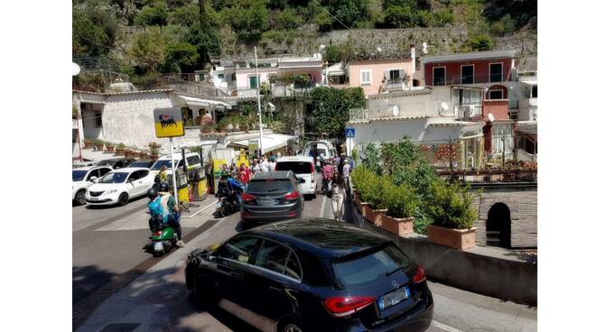 Positano, donna cade in Viale Pasitea. Interviene l'ambulanza