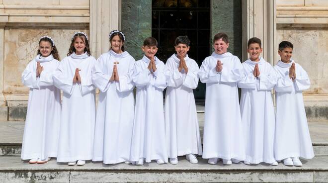 Positano, gioia nella Parrocchia di Santa Maria Assunta per la Prima Comunione di otto bambini