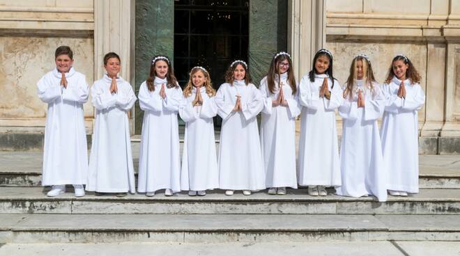 Positano, gioia per nove piccoli cittadini che si avvicinano per la prima volta al banchetto eucaristico 