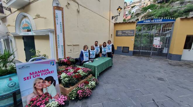 Positano, l’azalea dell’Airc torna in piazza per la Festa della mamma