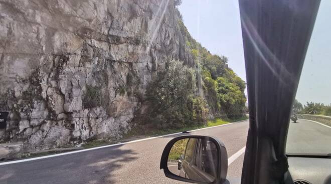 Positano/Tordigliano. Strada killer, ieri motociclista salvo per miracolo