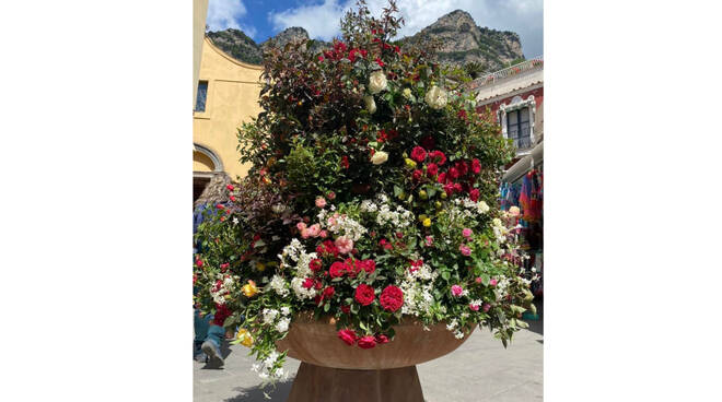 Positano, una pioggia di rose in Piazza dei Mulini per la Festa della Mamma