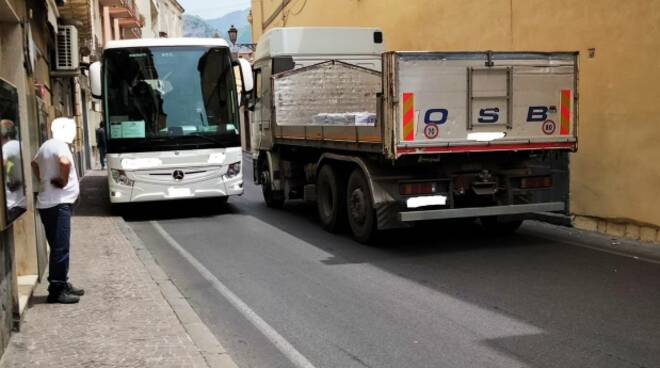 Sant'Agnello, Rosario Lotito: "Ancora un enorme camion bloccato nei pressi della Chiesa"