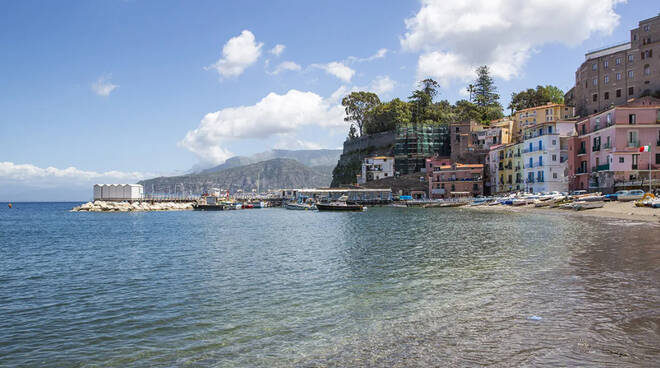 Sorrento fissa le tariffe massime per noleggio sdraio, lettini ed ombrelloni negli arenili di Marina Grande e Marina di Puolo   