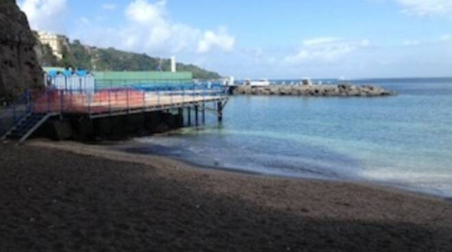 Sorrento, la spiaggia ed il solarium di San Francesco riservati ai residenti