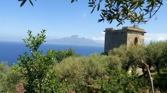 Vico Equense, la Torretta di Punta la Guardia trasferita nel patrimonio comunale. Il plauso dell’ex sindaco Andrea Buonocore 