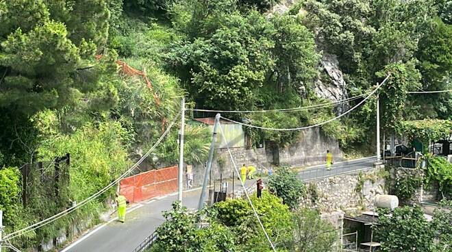 A Positano lavori di pulizia in Via Monsignor Saverio Cinque, l'arteria che conduce alla frazione di Montepertuso