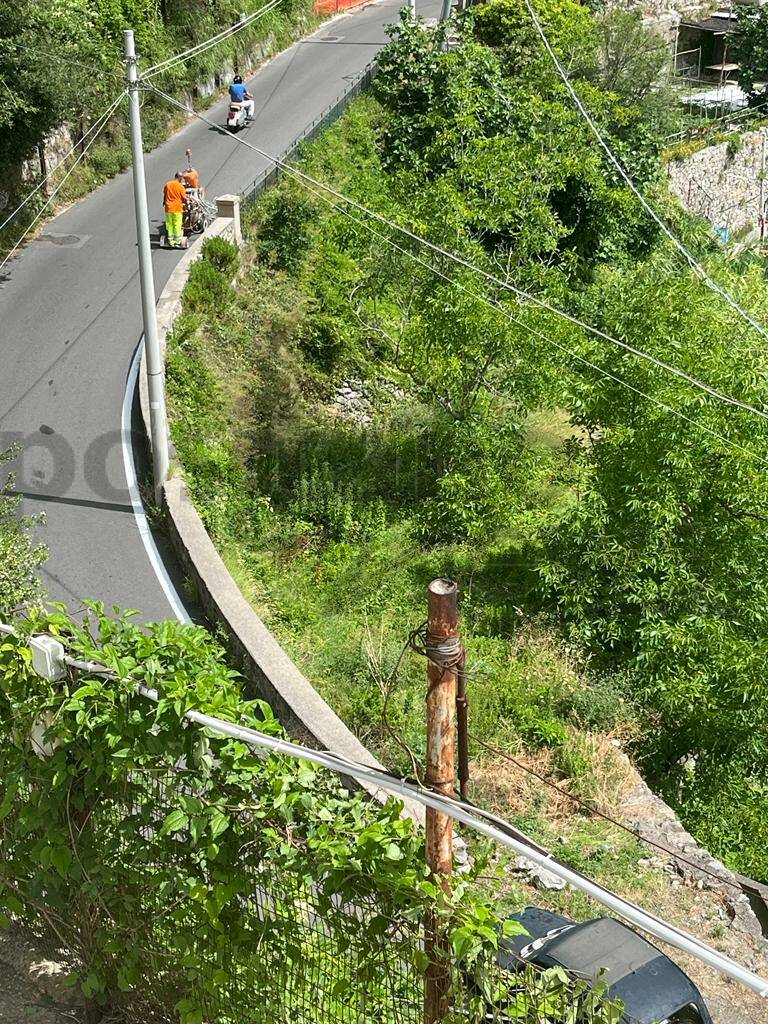 A Positano lavori di pulizia in Via Monsignor Saverio Cinque, l'arteria che conduce alla frazione di Montepertuso