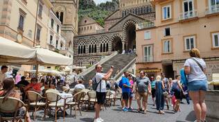 Amalfi turisti in piazza Duomo