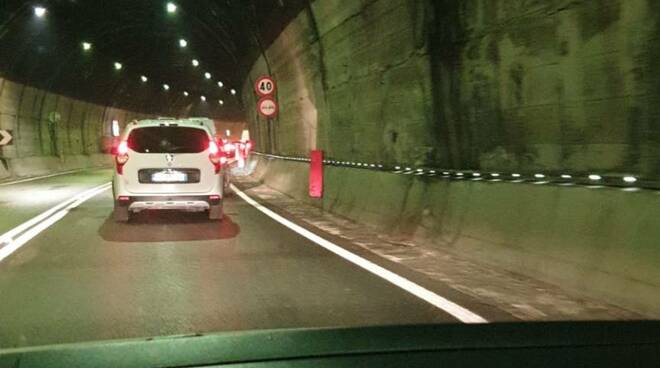 Auto a passo d'uomo nella galleria di Gragnano in direzione Sorrento