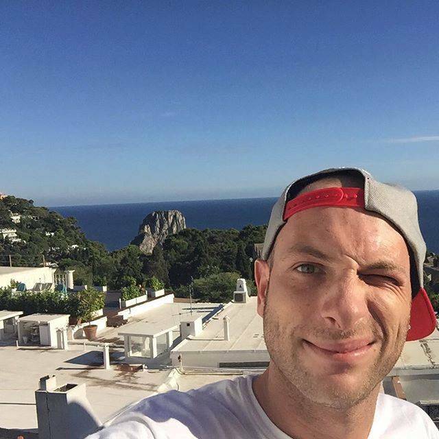 Capri, il rapper Clementino si rilassa sull'isola azzurra in compagnia della fidanzata Martina