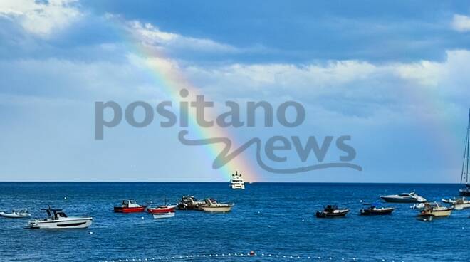 Dopo la tempesta d'acqua torna il sereno ed un bellissimo arcobaleno bacia la città di Positano
