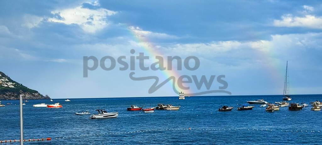 Dopo la tempesta d'acqua torna il sereno ed un bellissimo arcobaleno bacia la città di Positano