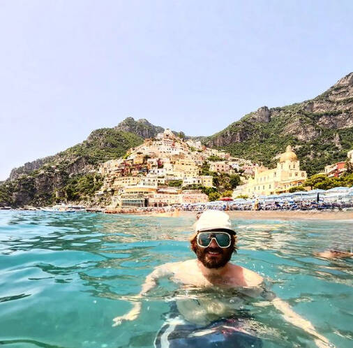 L'imprenditore Piero Armenti si gode il mare di Positano in una foto pubblicata su Instagram