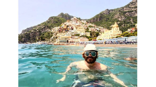 L'imprenditore Piero Armenti si gode il mare di Positano in una foto pubblicata su Instagram