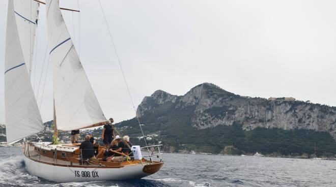 Le Vele d’Epoca a Napoli, Olympian (1913) primo a Capri vince il Premio Tiberio