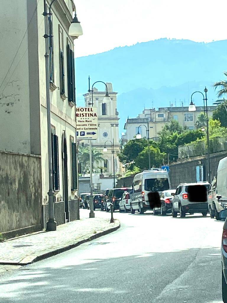 Penisola Sorrentina: traffico completamente bloccato da Sorrento in direzione Napoli