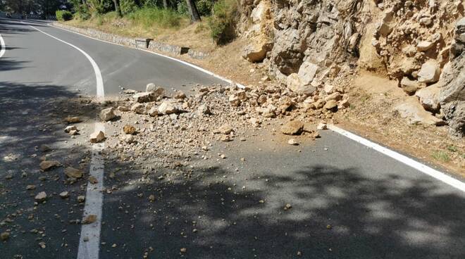 Piccolo crollo a Piano di Sorrento: strada già ripulita dai vigili urbani