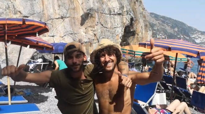 Positano, alla spiaggia di Fornillo è oramai estate con tanta voglia di rilassarsi e divertirsi