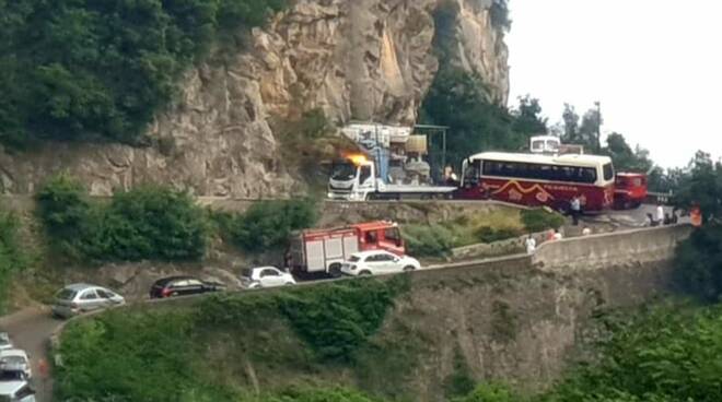 Ravello: autobus turistico in avaria, strada non percorribile per diverse ore