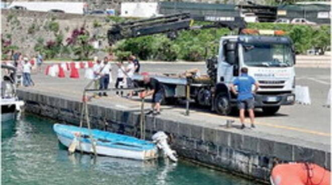 Rimozione barche al molo di Maiori 