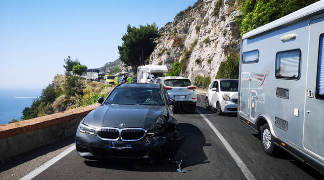 Traffico paralizzato in penisola sorrentina a causa del grave incidente verificatosi a Punta Scutolo