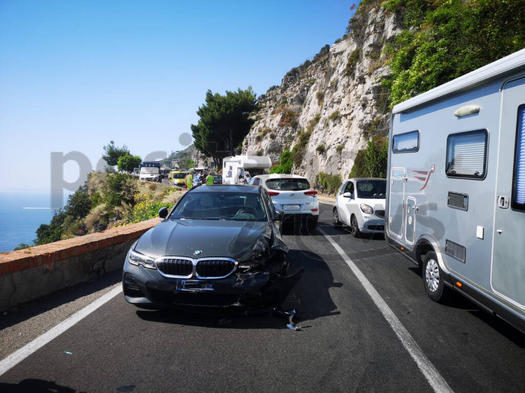 Traffico paralizzato in penisola sorrentina a causa del grave incidente verificatosi a Punta Scutolo