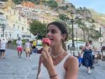 Vacanze tra la Costiera Amalfitana e la Penisola Sorrentina per la supermodella Taylor Hill