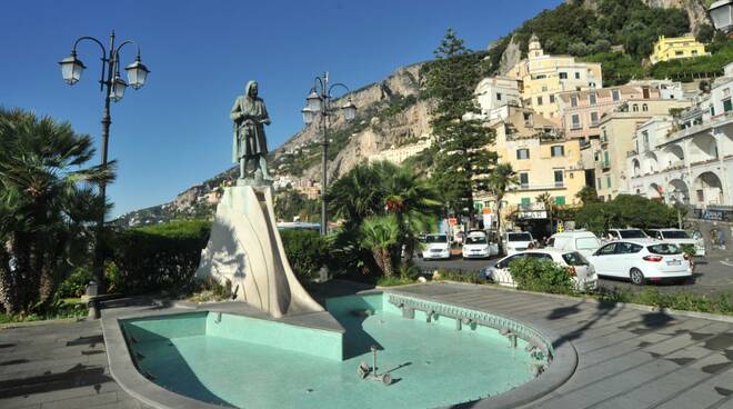 Amalfi statua bronzea di Flavio Gioia