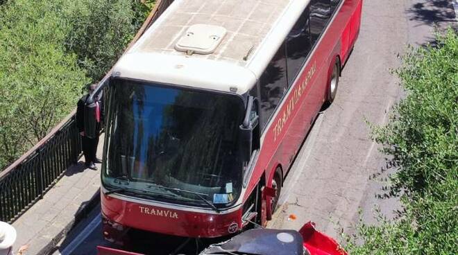 Incidente autobus contro auto a Ravello 