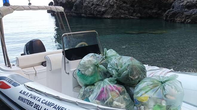 Massa Lubrense: rimossi i rifiuti dalla spiaggia di Crapolla