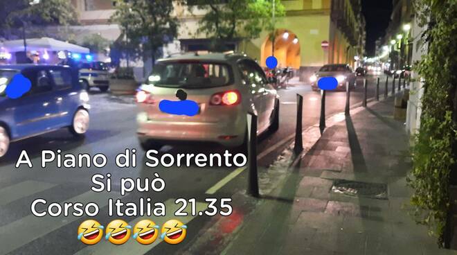 Piano di Sorrento: auto contromano lungo il Corso