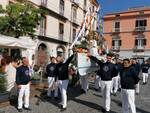 Piano di Sorrento festeggia Santa Maria delle Grazie: la statua della Madonna di Marina di Cassano con la barca ed i marinai in Piazza Cota