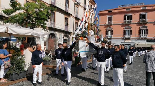 Piano di Sorrento festeggia Santa Maria delle Grazie: la statua della Madonna di Marina di Cassano con la barca ed i marinai in Piazza Cota