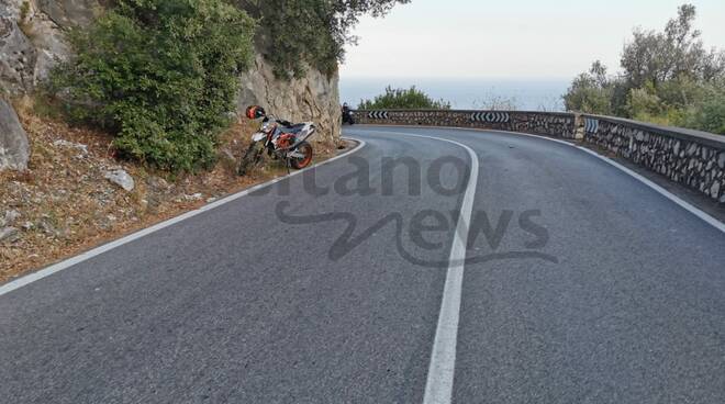 Piano di Sorrento, incidente stradale sulla SS 163 verso Positano tra un taxi ed una moto. Massima attenzione