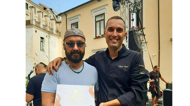 Amalfi, Joe Bastianich si concede una dolce pausa alla storica Pasticceria Pansa