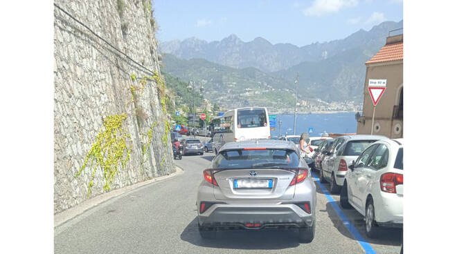 Amalfi, traffico intenso nonostante la circolazione a targhe alterne. Veicoli multati una volta raggiunto il centro cittadino