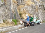 Furore, turisti americani scivolano con il motociclo andando ad impattare contro il costone roccioso