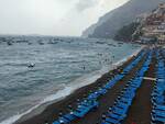 La prima pioggia di agosto in costiera amalfitana: bagnanti in fuga