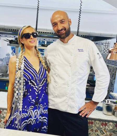 Paris Hilton sceglie Positano per il suo relax con una tappa a Villa Tre Ville per gustare le bontà dello chef Vincenzo Castaldo